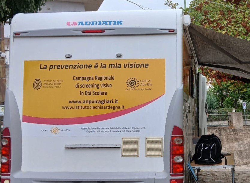 Il retro del camper utilizzato per la campagna di screening, con la grafica che riporta il nome "La prevenzione è la mia visione", insieme al logo dell'associazione ANPVI e dell'Istituto dei ciechi Maurizio Falqui